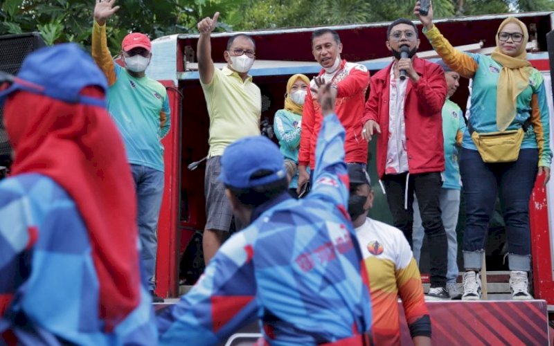 PELEPASAN. Wali Kota Makassar Moh Ramdhan Pomanto (kedua kiri), melepas secara resmi peserta fun bike yang diadakan Keluarga Besar Alumni (KBA) SMPN 5 Makassar di Monumen Mandala Makassar, Minggu (20/3/2022). foto: istimewa