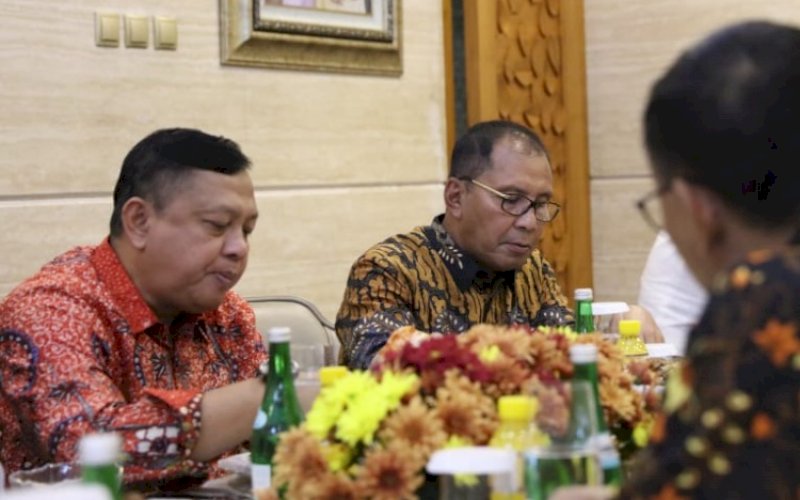 MAKAN BERSAMA. Wali Kota Makassar Moh Ramdhan Pomanto makan malam bersama Kepala Basarnas RI Marsekal Madya TNI Henri Alfiandi (kiri) di kediaman pribadi Danny Pomanto, Jl Amirullah, Kota Makassar, Jumat (18/3/2022). foto: istimewa