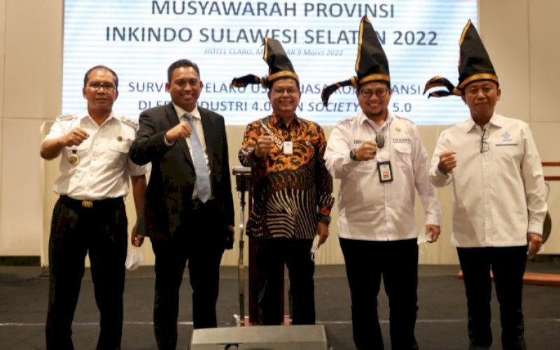 MUSPROV INKINDO. Wali Kota Makassar, Moh Ramdhan Pomanto (kiri), memperkenalkan konsep baru, yakni Makassar Metaverse saat menghadiri acara Musprov DPP Inkindo Sulsel 2022 di Hotel Claro Makassar, Rabu (9/3/2022). foto: istimewa