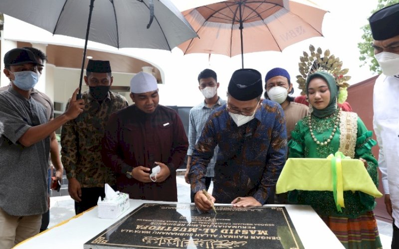 PERESMIAN. Wali Kota Makassar, Moh Ramdhan Pomanto, menandatangani prasasti saat meresmikan Masjid Al Musthofa Komplek Halmin Residence Makassar, Minggu (27/3/2022). foto: istimewa