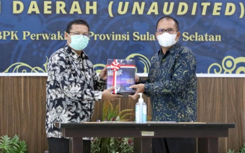 PENYERAHAN. Wali Kota Makassar, Moh Ramdhan Pomanto, menyerahkan LKPD 2021 kepada Kepala BPK RI Perwakilan Provinsi Sulsel Widiyatmantoro di Kantor BPK RI Sulsel, Jl AP Pettarani, Kota Makassar, Jumat (18/3/2022). foto: istimewa