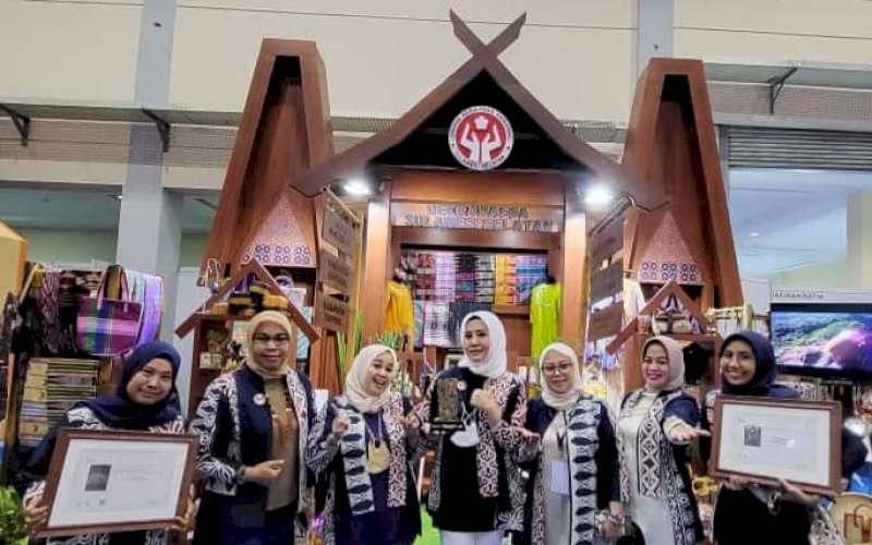 TERBAIK. Stan Dekranasda Provinsi Sulsel menjadi stan terbaik dalam even Inacraft 2022, yang diselenggarakan di Balai Sidang Jakarta Convention Center (JCC), Rabu, 23-27 Maret 2022. foto: istimewa