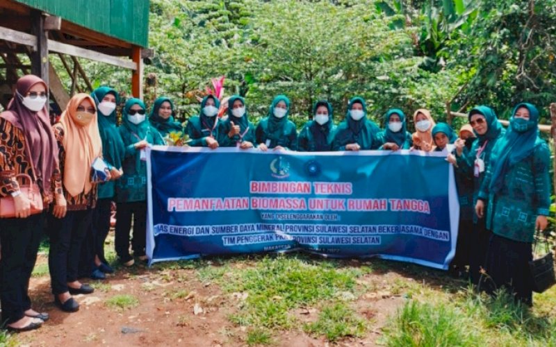 BIMBINGAN TEKNIK. Dinas ESDM Provinsi Sulsel bersama Tim Penggerak PKK Provinsi Sulsel menyelenggarakan Bimbingan Teknik Pemanfaatan Biomassa untuk Rumah Tangga di Dusun Tanah Lompoa, Desa Sambueja, Kabupaten Maros, Selasa (15/3/2022). foto: istimewa