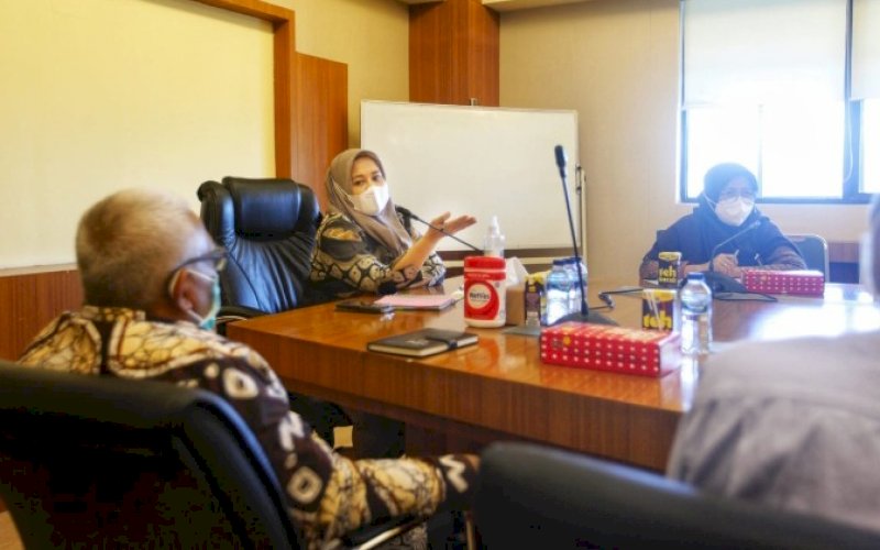 BAHAS LKPD. Wakil Wali Kota Makassar, Fatmawati Rusdi, menerima Perwakilan BPK RI Sulsel di Kantor Balaikota Makassar, Kamis (10/3/2022). foto: istimewa