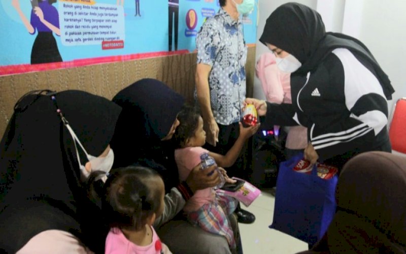PEDULI. Wakil Wali Kota Makassar, Fatmawati Rusdi, menyapa dan menyerahkan paket Pemberian Makanan Tambahan (PMT) kepada ibu hamil dan balita saat berkunjung di Kecamatan Tallo, Kota Makassar, Sabtu (19/3/2022). foto: istimewa