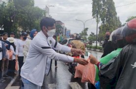 Festival Rebus Makassar, Bapenda Berbagi Makanan Rebus kepada Pengguna Jalan