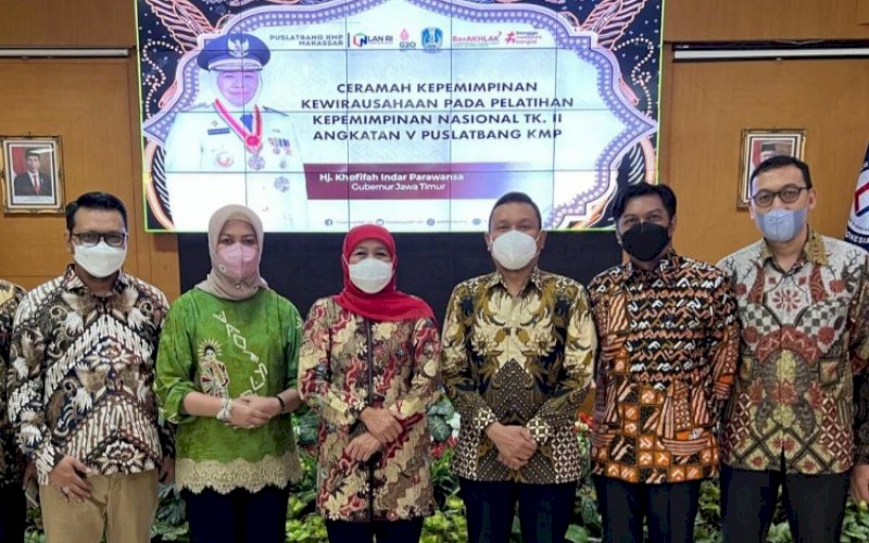 DIKLATPIM. Kepala Dinas Kebudayaan Kota Makassar Herfida Attas (kedua kiri) bersama Gubernur Jawa Timur Khofifah Indar Parawansa di acara Diklatpim II Angkatan V. foto: istimewa