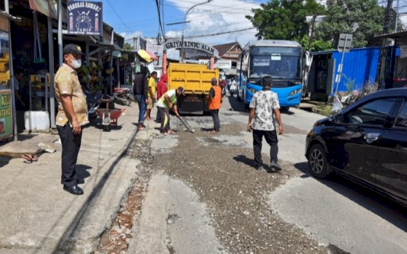 PANANGANAN RUTIN. Tim Dinas Pekerjaan Umum dan Tata Ruang (PUTR) Provinsi Sulsel melakukan penanganan rutin di ruas Jalan Antang, Kota Makassar. foto: istimewa