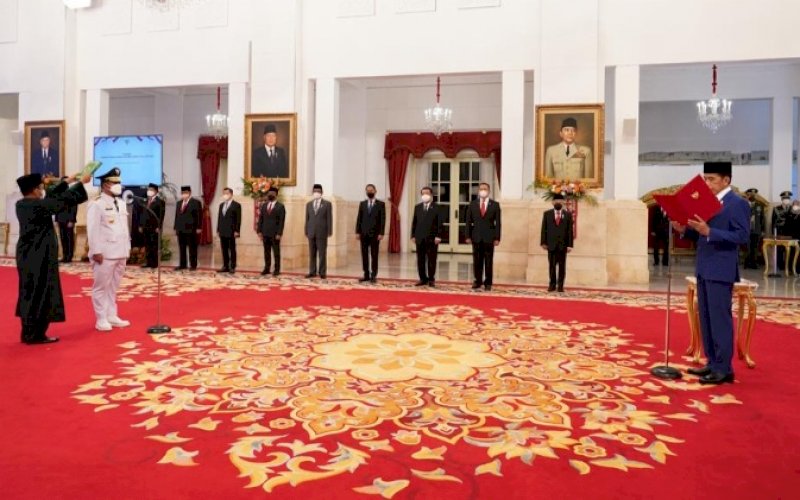 PELANTIKAN. Presiden Joko Widodo secara resmi melantik Pelaksana Tugas (Plt) Gubernur Sulsel Andi Sudirman Sulaiman sebagai Gubernur Sulsel sisa masa jabatan 2018-2023 di Istana Negara, Jakarta, Kamis (10/3/2022). foto: istimewa