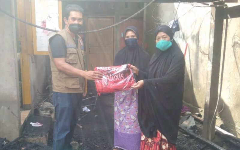 BERI BANTUAN. BPBD Provinsi Sulsel menyalurkan bantuan kepada korban kebakaran di Jl Daeng Tata 7, Nomor 5, Kelurahan Parantambung, Kecamatan Tamalate, Kota Makassar. foto: istimewa
