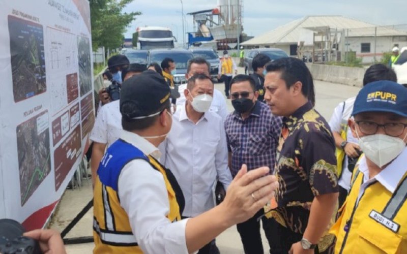 KUNJUNGAN SPESIFIK. Komisi V DPR RI yang dipimpin Andi Iwan Darmawan Aras melakukan kunjungan spesifik ke Makassar New Port (MNP), Kamis (31/3/2022). Turut hadir anggota Komisi V DPR RI, Muhammad Fauzi. foto: istimewa