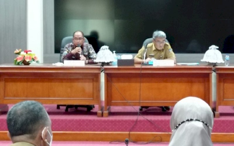 STUDI TIRU. Kepala BKD Provinsi Sulsel Imran Jausi (kanan) menerima Sekda Kabupaten Mamuju Tengah Askary Anwar bersama rombongan di Ruang Command Center Komplek Kantor Gubernur Sulsel, Senin (7/3/2022). foto: istimewa