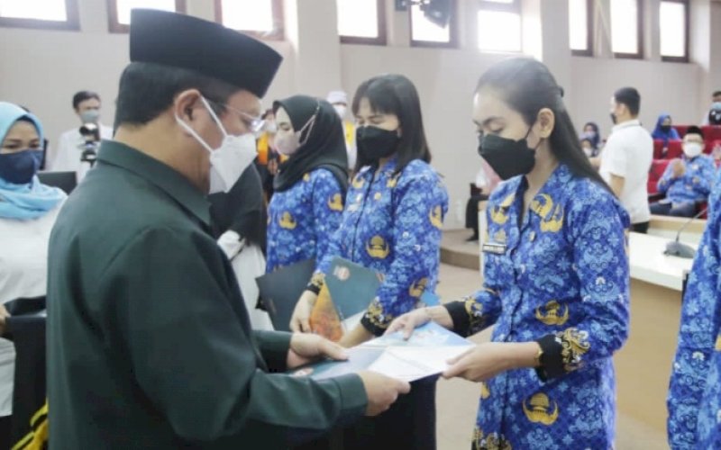 PENYERAHAN. Sekda Kota Makassar, Muh Ansar, melakukan Penyerahan Surat Keputusan Wali Kota Makassar tentang Pengangkatan CPNS Formasi 2021 Pemerintah Kota Makassar 2022 di Ruang Sipakalebbi Balai Kota Makassar, Rabu (30/3/2022). foto: istimewa