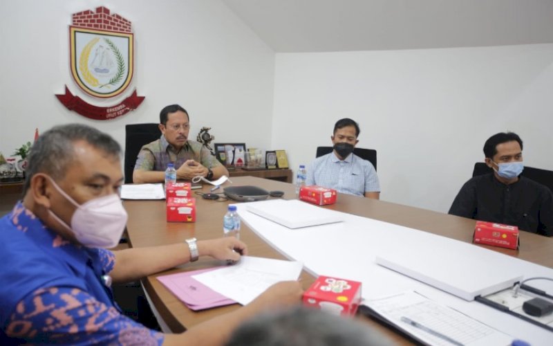 RAKOR. Sekda Kota Makassar, Muh Ansar (kedua kiri) mengikuti rapat koordinasi kestabilan harga dan ketahanan pangan yang diadakan Ditjen Bina Pembangunan Kementerian Dalam Negeri RI yang dipimpin langsung Menteri Dalam Negeri, Tito Karnavian, melalui video conference, Jumat (18/3/2022). foto: istimewa