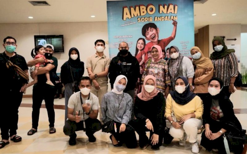 NONTON BARENG. Kepala Dinas Pariwisata Kota Makassar, Muh Roem (tengah belakang) bersama anggota Dewan Komisi B Kota Makassar beserta 70 masyarakat nonton bareng Ambo Nai Sopir Andalan di Studio 21 Mal Panakkukang Makassar, Minggu (27/3/2022). foto: istimewa