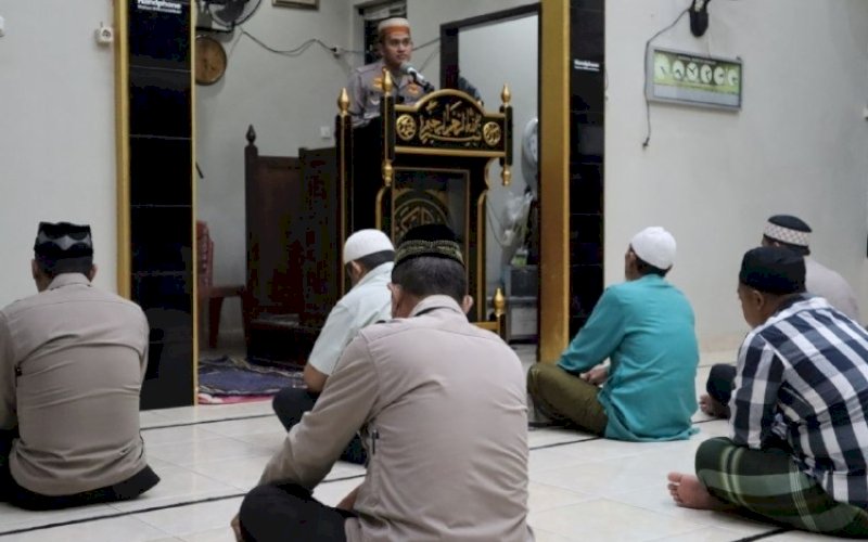 PENGARAHAN. Kapolres Palopo, AKBP Muh Yusuf Usman, memberikan pengarahan pada Safari Subuh di Masjid Nur Afiat Stadion Lagaligo, Jl Salak, Kelurahan Lagaligo, Kecamatan Wara, Kota Palopo, Selasa (29/3/2022). foto: istimewa