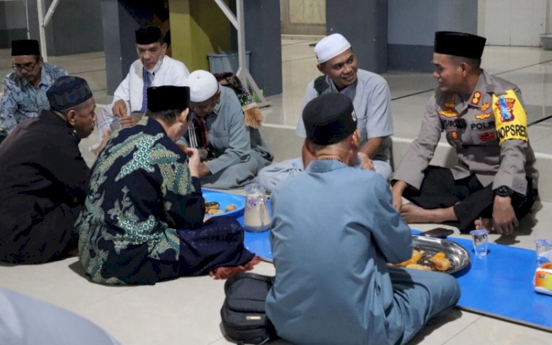 SILATURAHMI. Kapolres Palopo, AKBP Muh Yusuf Usman, duduk bersama jemaah Masjid Al Barakah Terminal, Jl Kelapa, Kelurahan Dangerakko, Kecamatan Wara, Kota Palopo, Selasa (15/3/2022). foto: istimewa