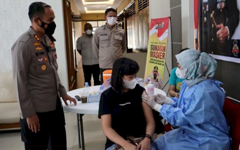 VAKSINASI. Kapolres Palopo, AKBP Muh Yusuf Usman, memantau pelaksanaan vaksinasi Covid-19 bagi semua kalangan di Mapolres Palopo, Jumat (18/3/2022). foto: istimewa
