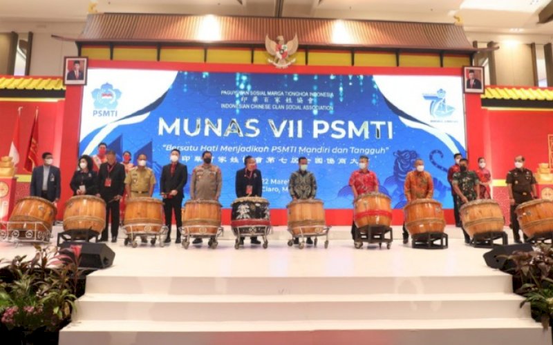 MUNAS PSMTI. Gubernur Sulsel, Andi Sudirman Sulaiman (tenga), bersama pihak terkait lainnya bersama-sama membukan Munas VII PSMTI di Hotel Claro Makassar, Senin (21/3/2022). foto: istimewa