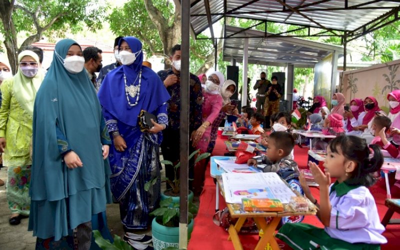 PERESMIAN. Bunda PAUD Sulsel, Naoemi Octarina, menyapa anak-anak di sela-sela meresmikan Taman Baca La Tinringeng To Taba di Kantor Dinas Perpustakaan dan Arsip Daerah Wajo, belakang tribun Lapangan&nbsp;Merdeka, Kota Sengkang, Kabupaten Wajo, Selasa (29/3/2022). foto: istimewa 