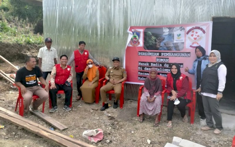 PERESMIAN. Tim Lembaga Cinta Kasih Makassar bekerja sama dengan pemerintah desa setempat dan juga tim Kementerian Sosial serta dukungan Plt Gubernur Sulsel pada peresmian rumah Nenek Badia Daeng Rante (70) di Desa Kalimporo, Bangkala, Kabupaten Jeneponto. foto: istimewa