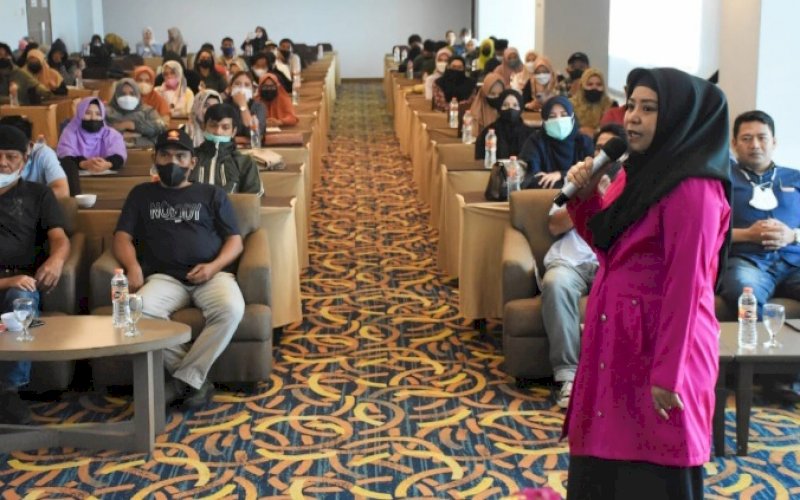 SOSIALISASI PERDA. Anggota DPRD Kota Makassar, Nunung Dasniar, kembali melanjutkan sosialisasi Peraturan Daerah (Perda). Kali ini penyebarluasan Perda Nomor 6 tahun 2019 tentang Kepemudaan di Hotel Grand Maleo Makassar, Rabu (2/3/2022). foto: istimewa