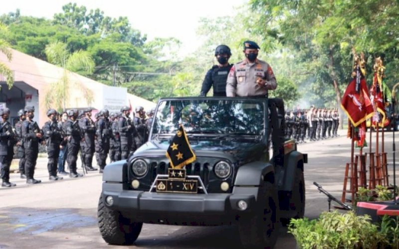 PANTAU PASUKAN. Kapolda Sulsel Irjen Pol Nana Sudjana didampingi Komandan Upacara Komandan Batalyon C Pelopor Kompol Nur Ichsan saat memantau pasukan di sela-sela pengukuhan Pasukan Reaksi Cepat (PRC) Brimob Polda Sulsel di Halaman GOR Sudiang Makassar, Kamis (31/3/2022). foto: istimewa