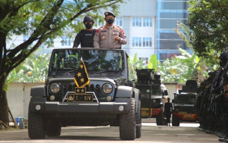 PANTAU PASUKAN. Kapolda Sulsel Irjen Pol Nana Sudjana didampingi Komandan Upacara Komandan Batalyon C Pelopor Kompol Nur Ichsan saat memantau pasukan di sela-sela pengukuhan Pasukan Reaksi Cepat (PRC) Brimob Polda Sulsel di Halaman GOR Sudiang Makassar, Kamis (31/3/2022). foto: istimewa