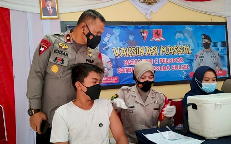 VAKSINASI. Danyon C Pelopor Satbrimob Polda Sulsel, Kompol Nur Ichsan, memantau langsung vaksinasi massa di Mako Brimob Bone, Senin (14/3/2022). foto: istimewa