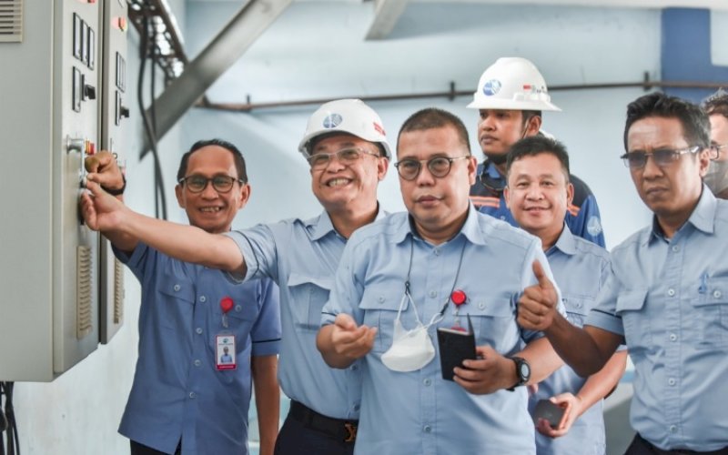 LAUNCHING. Penjabat Direktur Utama Beni Iskandar didampingi Penjabat Direktur Keuangan Asdar Ali, dan Penjabat Direktur Tekni Arifuddin Hamarung, serta beberapa Kapala Bagian, Kepala Wilayah, dan pegawai bidang teknik Perumda Air Minum Kota Makassar menekan tombol panel star pompa tanda dimulainya pengoperasian Booster Gatot Subroto, Selasa (29/3/2022). foto: istimewa