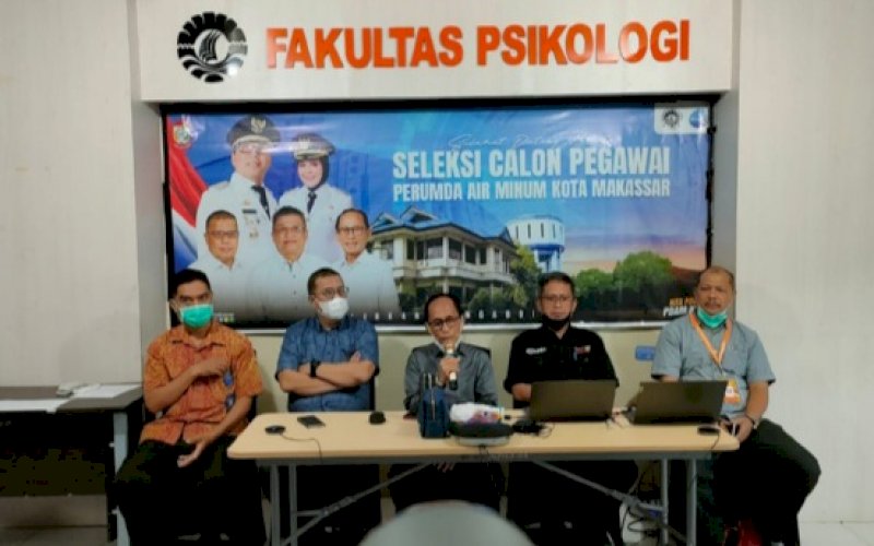 BERI KETERANGAN. Penjabat Direktur Teknik Perumda Air Minum Kota Makassar, Arifuddin Hamarung (tengah), memberikan arahan pada pembukaan tahapan tes calon pegawai Perumda Air Minum Kota Makassar di Gedung Fakultas Psikologi Universitas Negeri Makassar, Sabtu (5/3/2022). Tes ini akan dilaksanakan selama dua hari, 5-6 Maret 2022. foto: istimewa