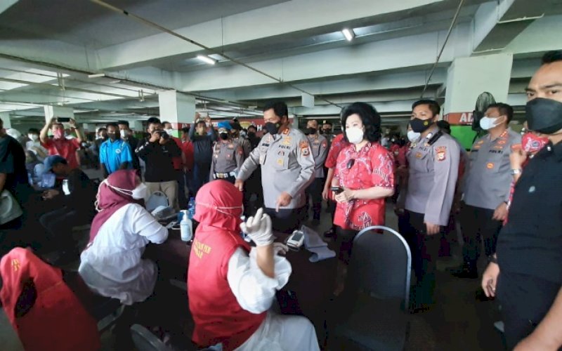 VAKSINASI. Kapolda Sulsel Irjen Pol Nana Sudjana saat memantau pelaksanaan yang digelar PSMTI di Hotel Claro Makassar, Minggu (20/3/2022). foto: istimewa