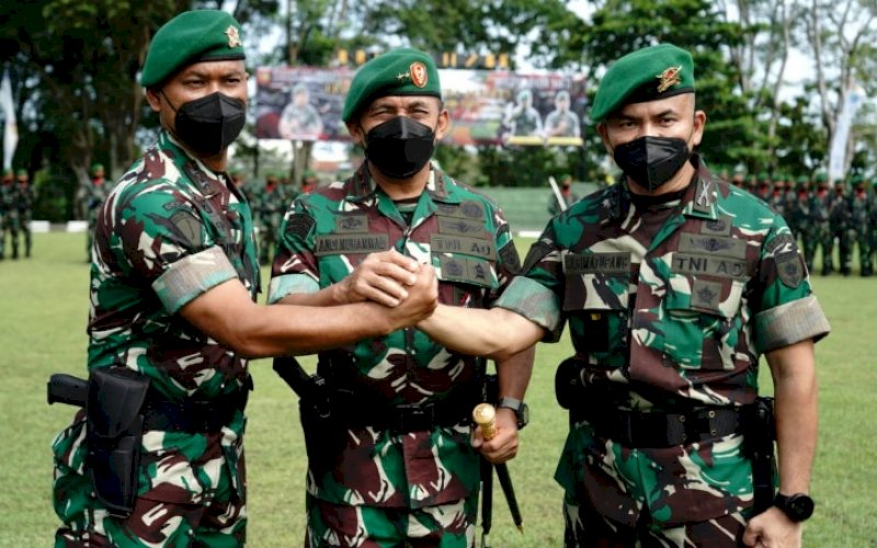 SERTIJAB. Pangdam XIV/Hasanuddin, Mayjen TNI Andi Muhammad (tengah), memimpin Sertijab Komandan Brigade Infanteri (Danbrigif) 11/Badik Sakti di Lapangan Makobrigif 11/Badik Sakti Kota Parepare, Selasa (29/3/2022). foto: istimewa 