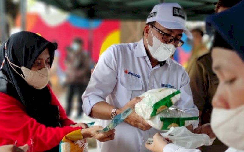 PASAR MURAH. Warga melakukan transaksi di pasar murah sembako yang digelar Pemprov Sulsel di Monumen Mandala Makassar, Selasa (8/3/2022). foto: istimewa