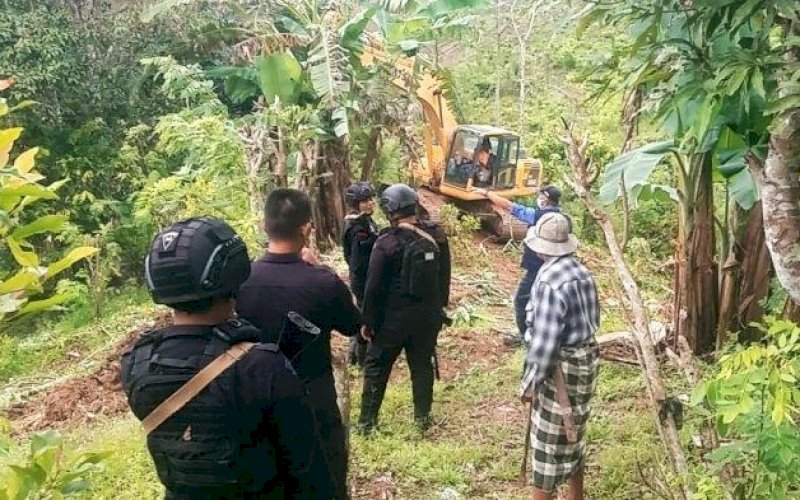 PEMBUKAAN LAHAN. Alat berat tengah melakukan aktivitas pembukaan lahan untuk pengembangan kelapa sawit PTPN XIV di Kabupaten Enrekang. foto: istimewa 