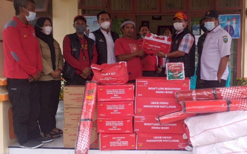 BANTUAN. Tim Pemprov Sulsel menyalurkan bantuan kepada korban terdampak banjir di Kabupaten Luwu. foto: istimewa