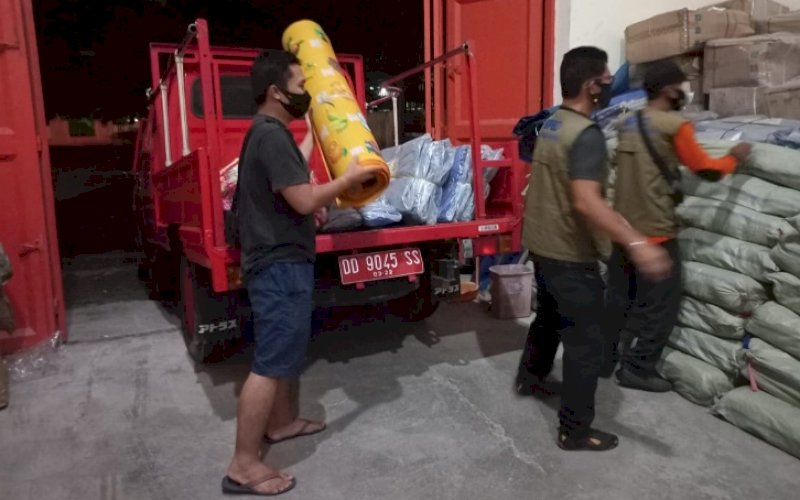 BANTUAN. Tim batuan Pemprov Sulsel menyiapkan bantuan yang akan disalurkan untuk korban kebakaran di Jl Abubakar Lambogo (Ablam), Kota Makassar, Rabu (30/3/2022). foto: istimewa
