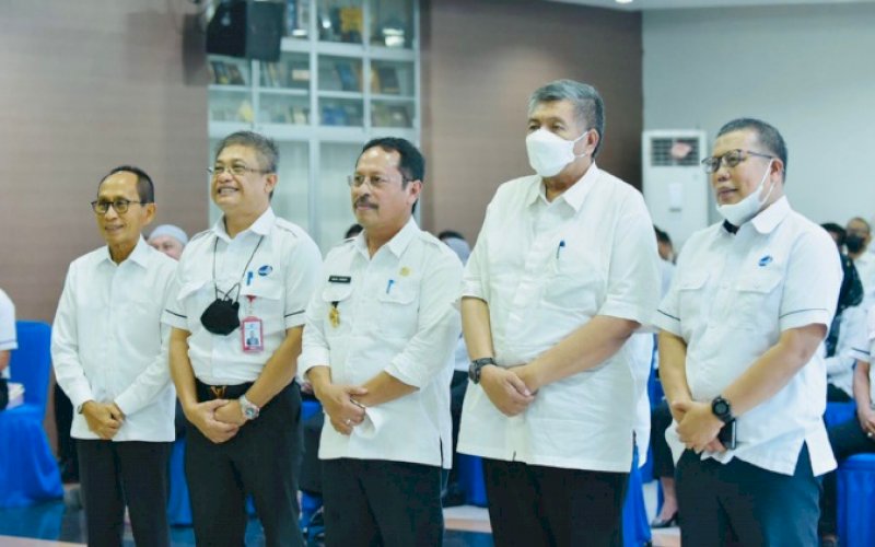 INOVASI. Penjabat Direktur Utama Perumda Air Minum Kota Makassar, Beni Iskandar (kedua kiri), didampingi para Penjabat Direksi lainnya serta Tim Percepatan Penataan BUMD Kota Makassar. Perumda Air Minum Kota Makassar mempersiapkan inovasi dan program unggulan menjelang pelaksanaan Rakorsus Pemkot Makassar 2022. foto: istimewa