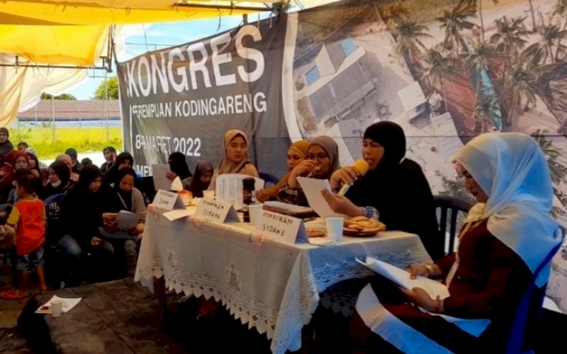 KONGRES. Perempuan Pulau Kodingareng mengadakan kongres pertamanya di Lapangan Pulau Kodingareng, 8-9 Maret 2022. foto: istimewa