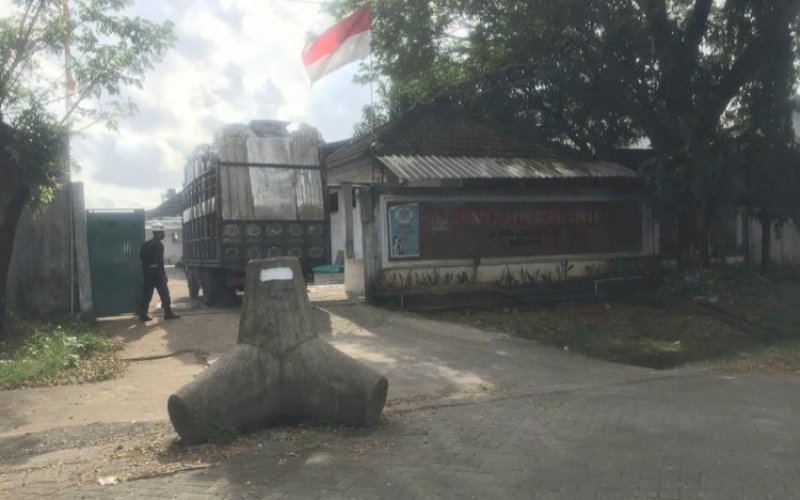 BETON. Nampak beton terpasang di depan pintu gerbang salah satu perusahaan di KIMA, seperti terekam, Rabu (30/3/2022). foto: istimewa