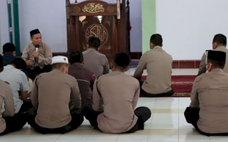BINROHTAL. Personel Polres Palopo yang beragama Islam mengikuti Pembinaan Rohani dan Mental (Binrohtal) di Masjid Hidayatul Ikhlas Polres Palopo, Kamis (10/3/2022). foto: istimewa