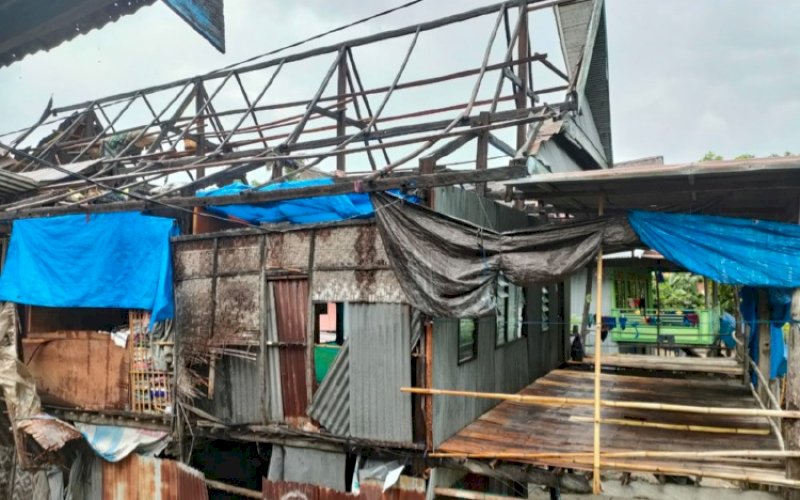 RUSAK. Kondisi salah satu rumah rusak akibat angin puting beliung disertai hujan di wilayah Kassi, Kelurahan Tonrokassi Barat, Kecamatan Tamalate, Kabupaten Jeneponto, Rabu (9/3/2022). foto: istimewa