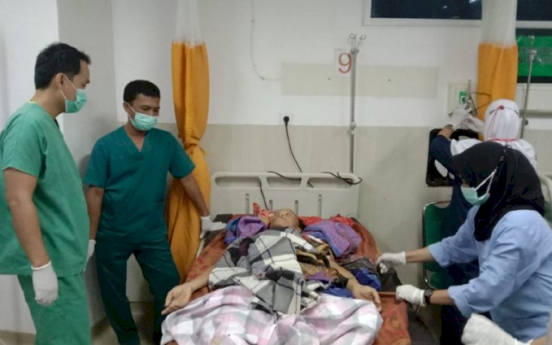 PERAWATAN. Tim medis RSUD Labuang Baji Provinsi Sulsel di Kota Makassar merawat pesien Lala Abdullah. foto: istimewa