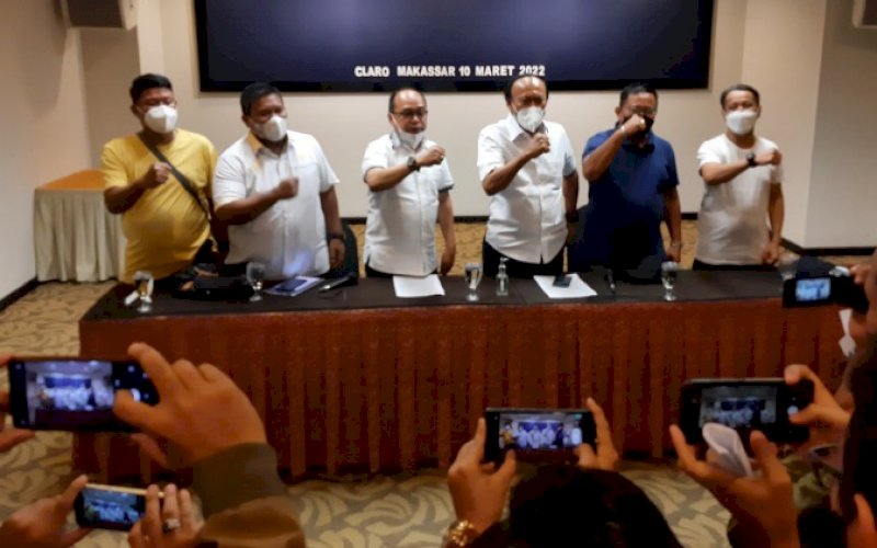 RAKORNAS GOLKAR. Ketua Penyelenggara sekaligus Ketua Bidang Pemenangan Pemilu Sulawesi DPP Partai Golkar, Muhiddin M Said (ketiga kanan), saat memberikan keterangan di Hotel Claro Makassar, Kamis (10/3/2022). foto: istimewa
