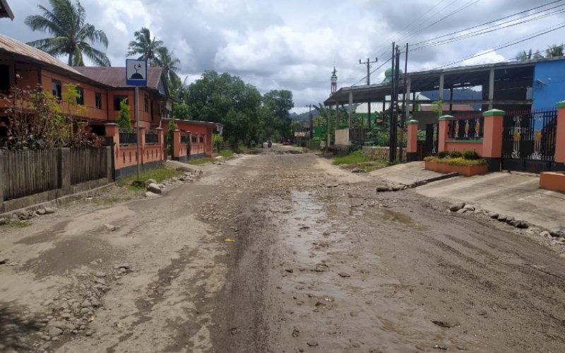 PROSES PENGERJAAN. Kondisi ruas jalan Pekkae-Takkalalla atau biasa disebut ruas Buludua yang saat ini dalam proses lelang untuk pengerjaannya. foto: istimewa