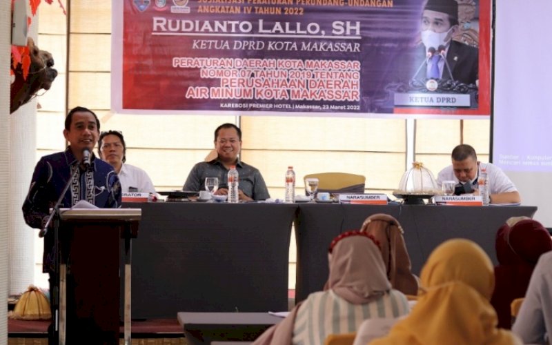 SOSIALISADI PERDA. Ketua DPRD Kota Makassar, Rudianto Lallo (kiri), menggelar sosialisasi Perda Nomor 7/2019 tentang Perusahaan Daerah Air Minum Kota Makassar di Karebosi Premier Makassar, Rabu (24/3/2022). Penjabat Direktur Keuangan Perumda Air Minum Kota Makassar Asdar Ali (kanan). foto: istimewa