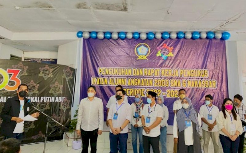 PENGUKUHAN. Ketua Umum IKA SMAN 6 Makassar, Rudianto Lallo, mengukuhkan pengurus IKA angkatan 2003 periode 2022-2025 di SMAN 6 Makassar, Minggu (6/3/2022). foto: istimewa