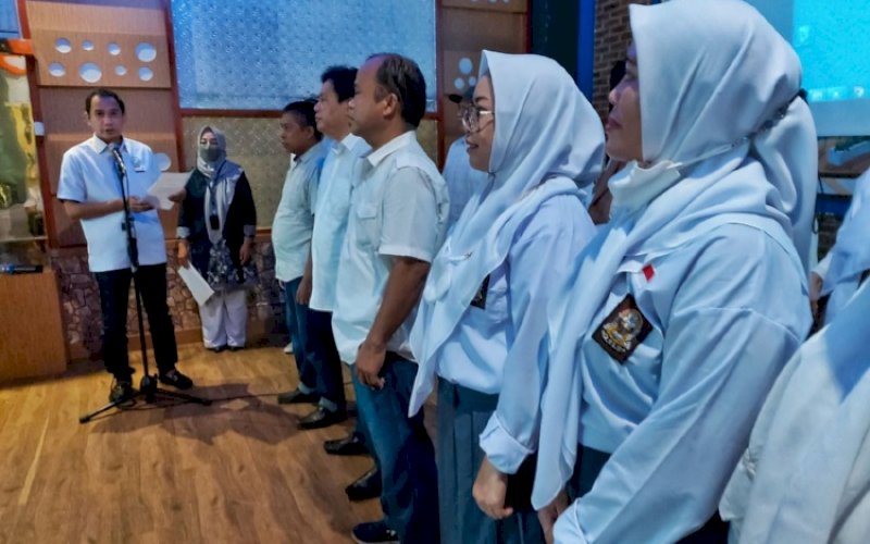 PENGUKUHAN. Ketua Umum IKA SMAN 6 Makassar, Rudianto Lallo, mengukuhkan pengurus IKA SMAN 6 Makassar angkatan 1992 di Cafe Popeye Makassar, Jumat (11/3/2022). foto: istimewa