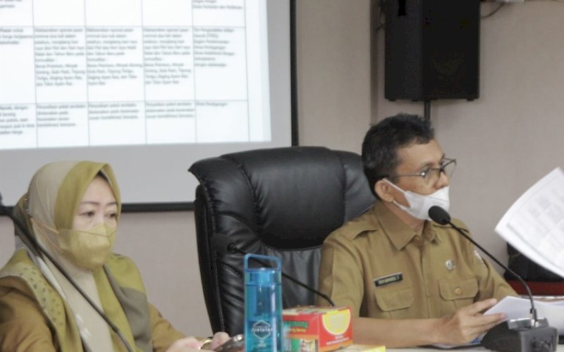 RAKOR TPID. Asisten Bidang Pembangunan dan Perekonomian Pemkot Makassar, Rusmayani Madjid (kiri), saat membuka Rapat Koordinasi TPID Kota Makassar di Gedung Balai Kota Makassar, Senin (29/3/2022). foto: istimewa