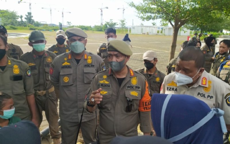 PENERTIBAN. Satpol PP Provinsi Sulsel menggelar kegiatan rutin pengawasan dan pengendalian di kawasan Lego-lego, komplek CPI Makassar, Rabu (2/3/2022). foto: istimewa